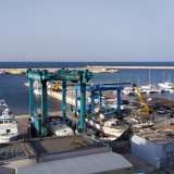 ...che termina con un cantiere navale ormai adibito alle sole riparazioni e un circolo nautico